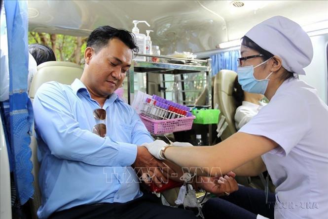 Người lao động thuộc Tổng Công ty Cấp nước Sài Gòn, Tổng Công ty Địa ốc Sài Gòn hiến máu tình nguyện hưởng ứng phong trào hiến máu tình nguyện trong thời gian phòng, chống dịch COVID-19. Ảnh: Thanh Vũ - TTXVN