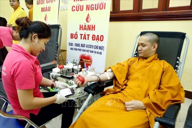 Các tăng, ni sinh của Học viện Phật giáo Việt Nam (huyện Sóc Sơn, Hà Nội) tham gia hiến máu nhân đạo tại Ngày hội hiến máu cứu người - Hành Bồ Tát Đạo và đăng ký hiến mô, hiến tạng nhân đạo năm 2019. Ảnh: Dương Ngọc – TTXVN