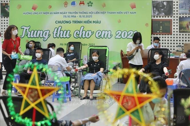 Tình nguyện viên tham gia hiến máu tại chương trình hiến máu “Trung thu cho em” tại Viện Huyết học – Truyền máu Trung ương. Ảnh: Minh Quyết - TTXVN