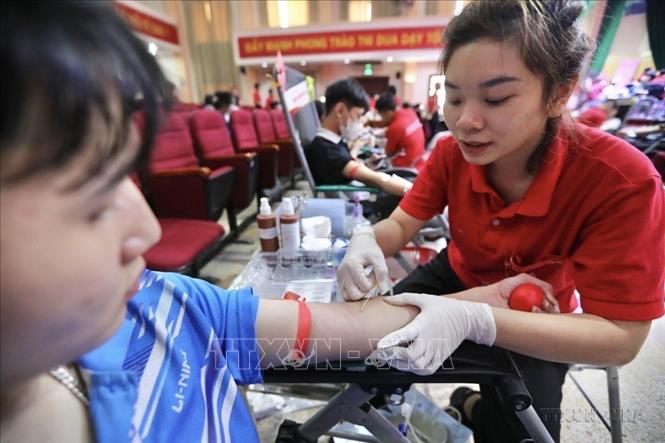 Tình nguyện viên tham gia hiến máu trong chương trình Hành trình Đỏ 2023 tại Hà Nội. Ảnh: Minh Quyết - TTXVN