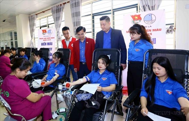 Đông đảo đoàn viên, thanh niên tỉnh Sơn La tham gia “Ngày hội hiến máu - Giọt hồng tình nguyện”. Ảnh: Quang Quyết-TTXVN