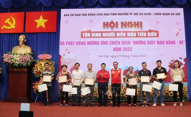 Trao kỷ niệm chương cho các cá nhân hiến máu nhiều lần (20,30 và 40 lần) của quận Gò Vấp (TP Hồ Chí Minh). Ảnh: Thu Hương - TTXVN