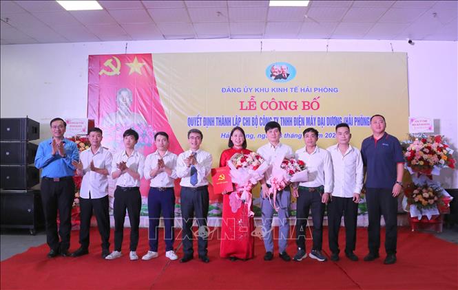 Bí thư Đảng ủy Khu kinh tế Hải Phòng Đào Phú Thùy Dương (thứ 5, trái sang) và ông Zhang Da (đầu tiên, bên phải), Tổng Giám đốc Công ty TNHH Điện máy Đại Dương chúc mừng Chi bộ Công ty TNHH Điện máy Đại Dương. Ảnh: Minh Thu-TTXVN