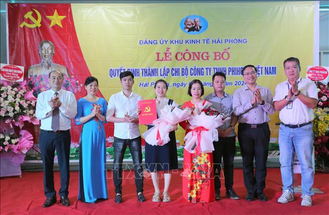 Lãnh đạo Đảng ủy Khu kinh tế Hải Phòng và lãnh đạo Công ty TNHH PhiHong Việt Nam chúc mừng thành lập Chi bộ Công ty TNHH PhiHong Việt Nam. Ảnh: Minh Thu-TTXVN