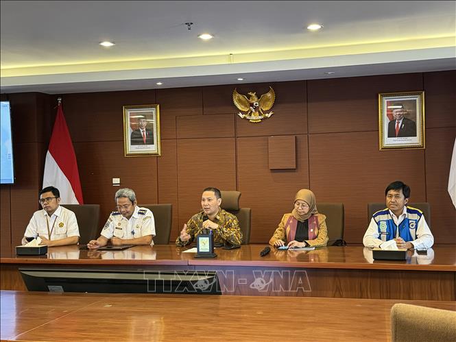 Ông Rachmat Kaimuddin (ngồi giữa), Phó Bộ phận Điều phối Cơ sở hạ tầng và Giao thông, Bộ Điều phối Hàng hải và Đầu tư Indonesia cung cấp thông tin tại họp báo. Ảnh: Đỗ Quyên Pv TTXVN tại Indonesia