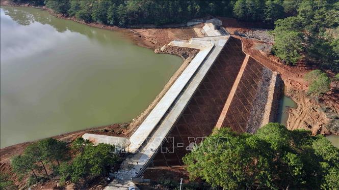 Hồ Đan Kia ở huyện Lạc Dương, tỉnh Lâm Đồng được đầu tư hơn 10 tỷ đồng để nâng cấp, sửa chữa thân đập, đến nay đã hoàn thành đưa vào sử dụng. Ảnh: Vũ Sinh - TTXVN