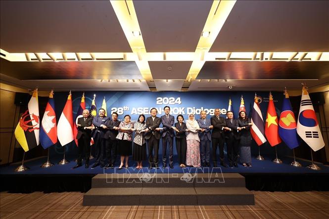 Delegates pose for a group photo at the event. VNA Photo 