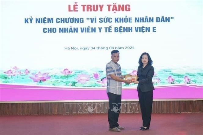 Bộ trưởng Bộ Y tế Đào Hồng Lan truy tặng Kỷ niệm chương 