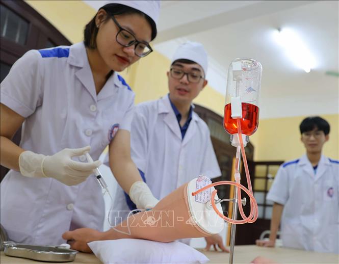 Theo báo cáo thống kê của Tổng cục thống kê về cơ hội việc làm và theo quy hoạch mạng lưới cơ sở y tế năm 2021 – 2025 thì đến 2025, ngành điều dưỡng cả nước cần phải bổ sung đến hơn 300.000 điều dưỡng viên và hơn 65.000 kỹ thuật xét nghiệm y học. Ảnh: Thanh Tùng - TTXVN 