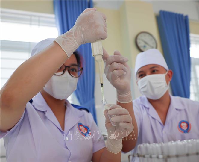 Theo Nghị định 81/2021–NĐCP và theo Thông tư 05/2023 của Bộ Lao động - Thương binh và Xã hội, xét nghiệm y học và điều dưỡng là hai ngành nằm trong danh mục ngành nghề được giảm học phí 70%. Ảnh: Thanh Tùng - TTXVN 