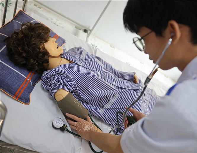 Kỳ tuyển sinh ăm 2024 sắp tới, nhà trường tuyển trong cả nước hệ Cao đẳng chính quy với 350 chỉ tiêu ngành Kỹ thuật xét nghiệm Y học và 150 chỉ tiêu ngành Điều dưỡng theo hình thức xét tuyển. Ảnh: Thanh Tùng - TTXVN 