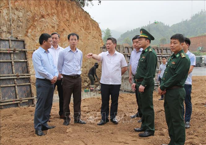 Lãnh đạo UBND tỉnh Lạng Sơn kiểm tra thực tế dự án. Ảnh: Quang Duy – TTXVN