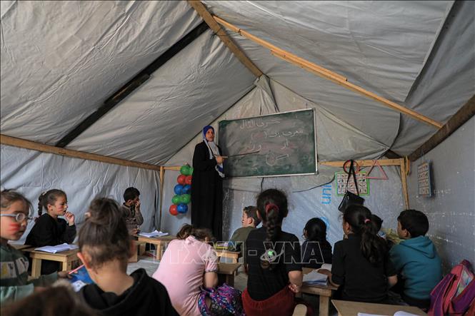 Trẻ em tại một lớp học dã chiến ở Rafah, Dải Gaza, ngày 27/3/2024. Ảnh: THX/TTXVN