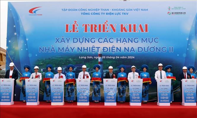 Lãnh đạo Tập đoàn Công nghiệp Than - Khoáng sản Việt Nam và tỉnh Lạng Sơn tiến hành nghi thức triển khai xây dựng các hạng mục Nhà máy Nhiệt điện Na Dương II. Ảnh: Văn Đạt - TTXVN