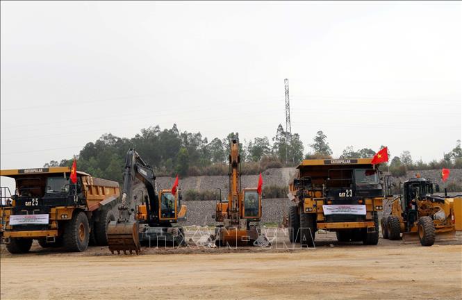 Tập trung máy móc, phương tiện thi công các hạng mục Nhà máy Nhiệt điện Na Dương II. Ảnh: Văn Đạt - TTXVN


