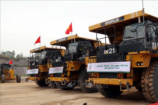 Tập trung máy móc, phương tiện thi công các hạng mục Nhà máy Nhiệt điện Na Dương II. Ảnh: Văn Đạt - TTXVN

