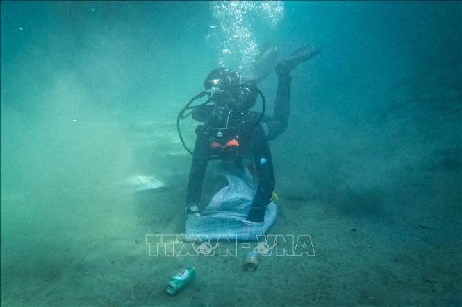 Thợ lặn thu gom rác dưới đáy biển tại đảo Naxos, Hy Lạp. Ảnh: AFP/TTXVN