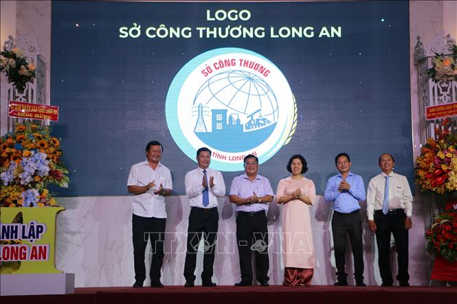 Lãnh đạo Sở Công thương Long An thực hiện nghi thức công bố Logo ngành công thương tỉnh. Ảnh: Thanh Bình-TTXVN