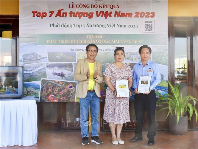 Ban tổ chức trao chứng nhận cho đại diện An Giang có địa điểm lọt vào “Top 7 Ấn tượng Việt Nam 2023”. Ảnh: TTXVN phát