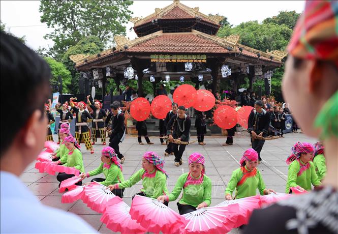 Biểu diễn các tiết mục văn nghệ đậm đà bản sắc văn hóa dân tộc của đồng bào Sa Pa phục vụ nhân dân và du khách. Ảnh: Thanh Tùng - TTXVN 