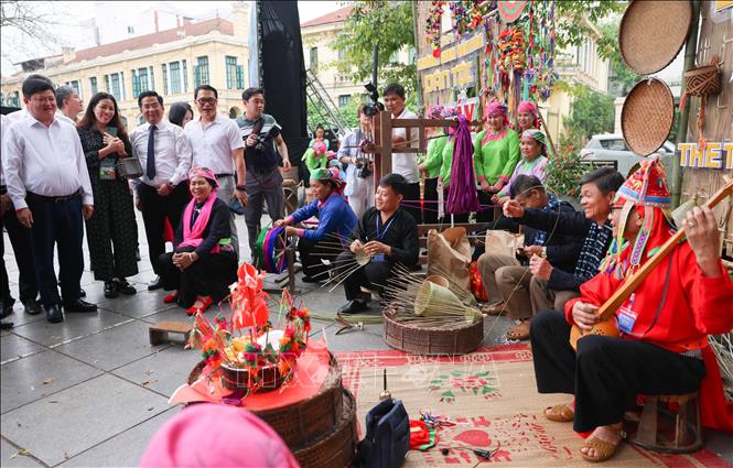 Đại biểu tham quan, trải nghiệm những nét văn hóa đặc sắc của đồng bào dân tộc thiểu số ở Sa Pa. Ảnh: Thanh Tùng - TTXVN 