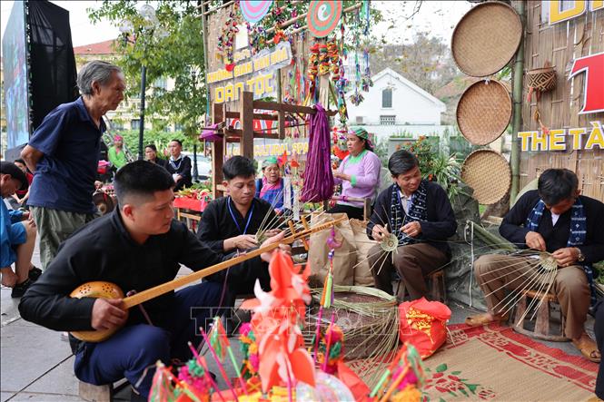 Trình diễn nghề thủ công truyền thống của đồng bào dân tộc thiểu số ở Sa Pa. Ảnh: Thanh Tùng - TTXVN 