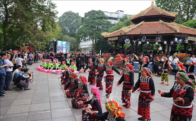 Biểu diễn các tiết mục văn nghệ đậm đà bản sắc văn hóa dân tộc của đồng bào Sa Pa phục vụ nhân dân và du khách. Ảnh: Thanh Tùng - TTXVN 