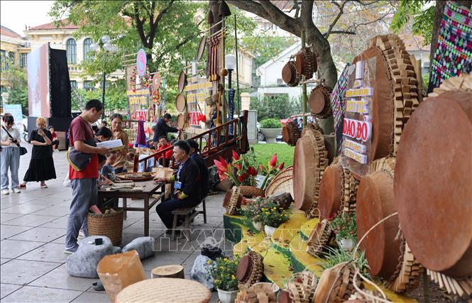 Đông đảo du khách quốc tế và người dân Thủ đô tới tham quan, trải nghiệm, hòa mình vào những nét văn hóa đặc sắc của đồng bào dân tộc thiểu số ở Sa Pa. Ảnh: Thanh Tùng - TTXVN 