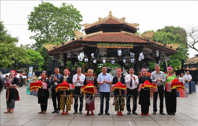 Ban tổ chức cắt băng khai trương Không gian văn hóa, du lịch Sa Pa. Ảnh: Thanh Tùng - TTXVN 