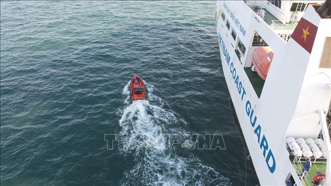 Xuồng cao tốc của tàu CSB 8005 (Bộ Tư lệnh Vùng Cảnh sát biển 3) rời tàu tiếp người bị nạn trên biển. Ảnh: Huỳnh Sơn-TTXVN