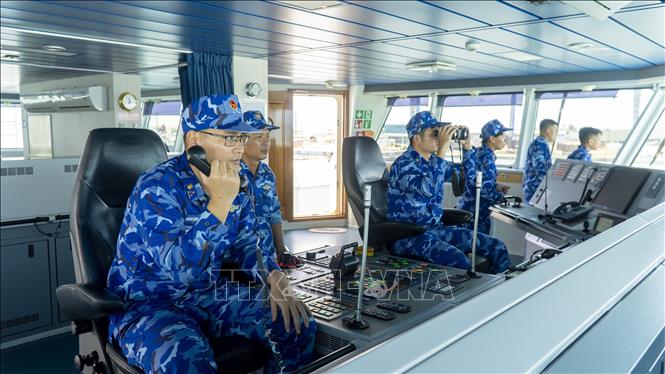 Thượng úy Trần Hữu Ngọc, Thuyền trưởng tàu CSB 8005 chỉ huy kíp tàu luyện tập công tác ứng phó sự cố tràn dầu, xử lý ô nhiễm môi trường và công tác tìm kiếm cứu nạn-cứu hộ, chữa cháy trên biển. Ảnh: Huỳnh Sơn-TTXVN
