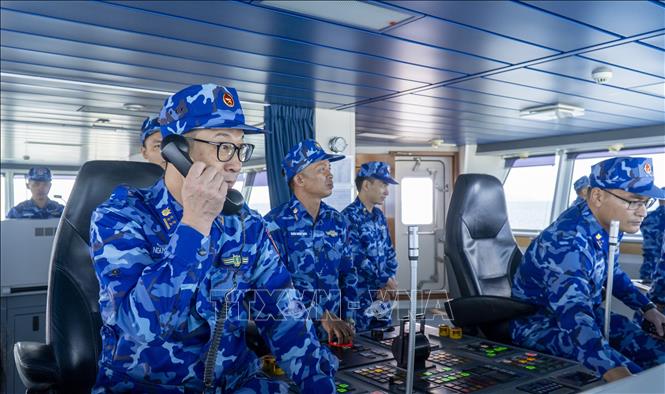 Đại tá Nguyễn Minh Khánh, Phó Tư lệnh-Tham mưu trưởng Bộ Tư lệnh Vùng Cảnh sát biển 3 điện đàm với Chuẩn tướng Sudhir Ravindran, Trưởng đoàn Lực lượng Bảo vệ Bờ biển Ấn Độ. Ảnh: Huỳnh Sơn-TTXVN