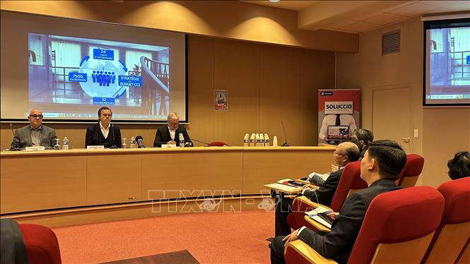 Chairman of the CCI of Nièvre province Jean-Philippe Richard speaks at the event. VNA Photo: Nguyễn Thu Hà 