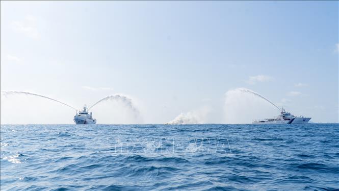 The Vietnamese and Indian ships take part in the joint exercise. VNA Photo: Huỳnh Sơn