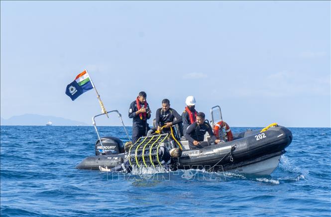 The Indian coast guards take part in the joint exercise. VNA Photo: Huỳnh Sơn