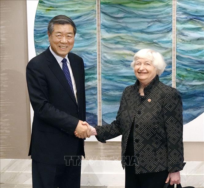 Phó Thủ tướng Trung Quốc Hà Lập Phong (trái) trong cuộc gặp Bộ trưởng Tài chính Mỹ Janet Yellen tại Quảng Châu, tỉnh Quảng Đông, ngày 5/4/2024. Ảnh: Kyodo/TTXVN 