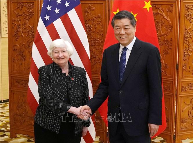 Phó Thủ tướng Trung Quốc Hà Lập Phong (phải) trong cuộc gặp Bộ trưởng Tài chính Mỹ Janet Yellen tại Quảng Châu, tỉnh Quảng Đông, ngày 5/4/2024. Ảnh: Kyodo/TTXVN 