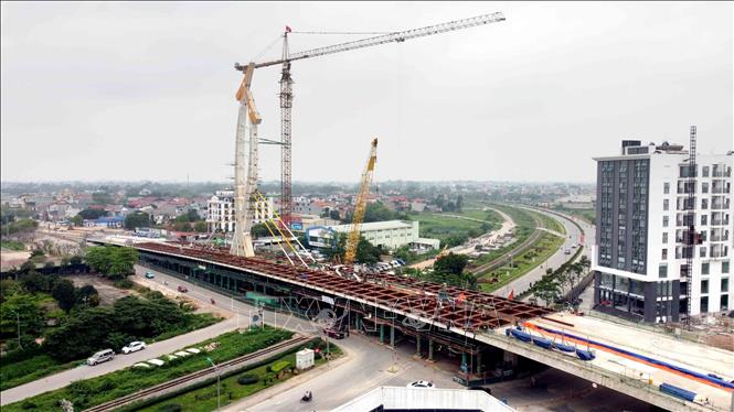 Dự án cầu vượt đường sắt trên đường Nguyễn Tất Thành, thành phố Vĩnh Yên. Ảnh: Hoàng Hùng - TTXVN