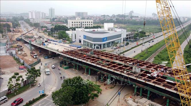 Dự án cầu vượt đường sắt trên đường Nguyễn Tất Thành, thành phố Vĩnh Yên đang được gấp rút thi công. Ảnh: Hoàng Hùng - TTXVN