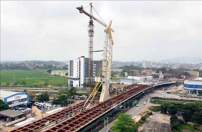 Cầu vượt sử dụng công nghệ dây văng, trụ tháp cách điệu có chiều dài 752m. Ảnh: Hoàng Hùng - TTXVN