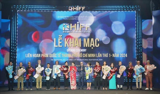 The festival's organisers present flowers to the members of the festival's jury. VNA Photo: Thu Hương 