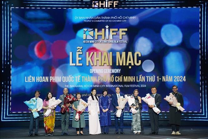 The festival's organisers present flowers to the members of the festival's jury. VNA Photo: Thu Hương 