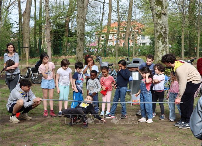 Một trò thử thách để giành thêm phần thưởng trứng sô cô la. Ảnh: Hương Giang - PV TTXVN tại Bỉ