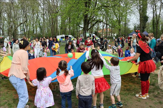 Các trò chơi tập thể dành cho trẻ em. Ảnh: Hương Giang - PV TTXVN tại Bỉ