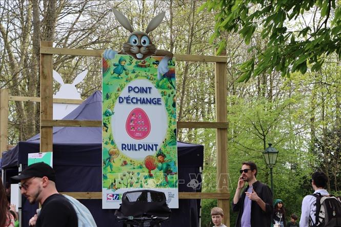 Pa-nô thông báo điểm đổi xèng lấy trứng sô cô la. Ảnh: Hương Giang - PV TTXVN tại Bỉ