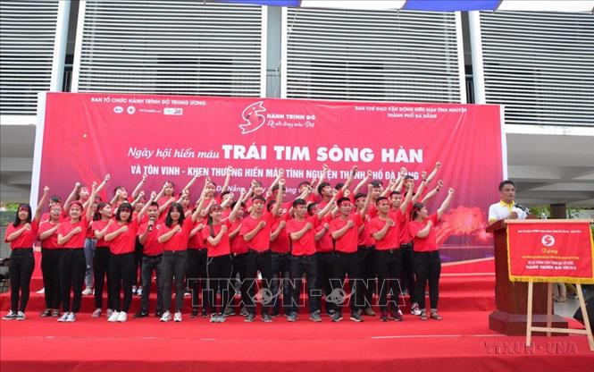 Các thành viên của BCĐ vận động hiến máu tình nguyện thành phố Đà Nẵng thể hiện quyết tâm trong chương trình Hành trình đỏ lần thứ VII – năm 2019, với chủ đề “Ngày hội hiến máu Trái tim sông Hàn