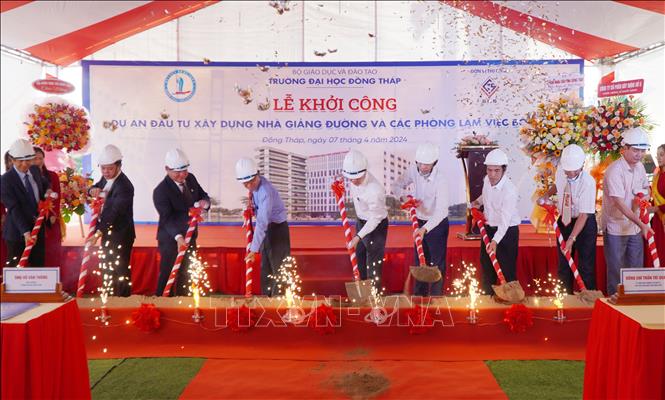 Các đại biểu thực hiện nghi thức khởi công Dự án. Ảnh: Nhựt An - TTXVN
