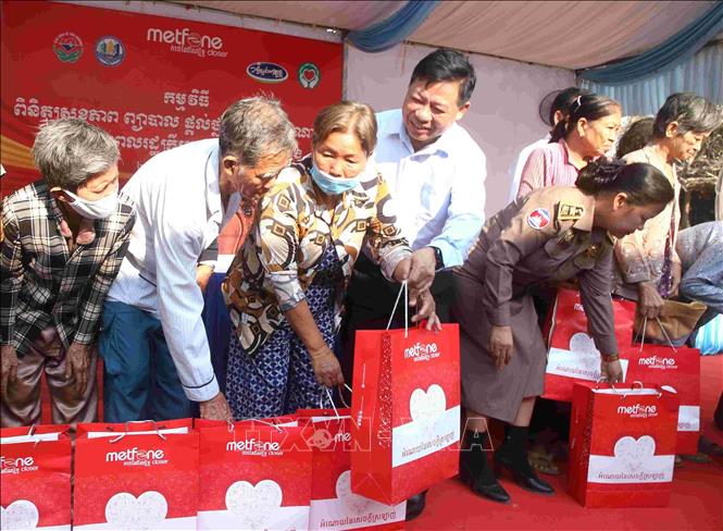 Đại sứ Việt Nam tại Campuchia Nguyễn Huy Tăng trao tặng quà cho người dân tham gia chương trình. Ảnh: Huỳnh Thảo - PV TTXVN tại Campuchia