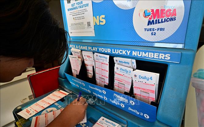 (Tư liệu) Người dân mua vé số Mega Millions tại New York, Mỹ. Ảnh: AFP/TTXVN