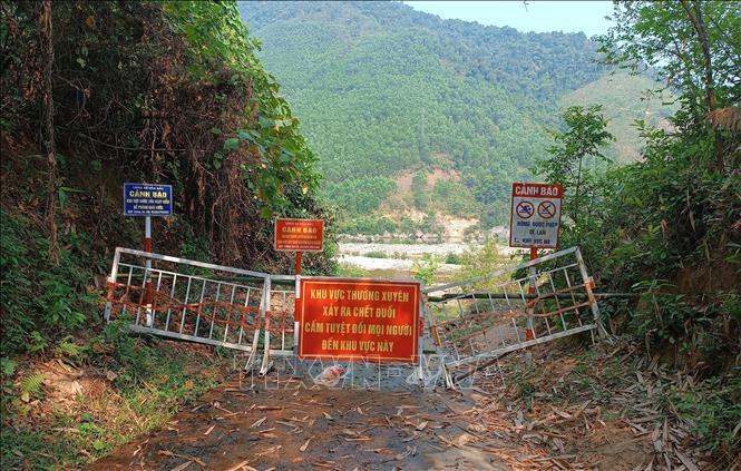 UBND xã Hòa Bắc lắp đặt hàng rào, biển cấm tại đường xuống suối Vũng Bọt (thượng nguồn sông Cu Đê, thuộc xã Hòa Bắc, huyện Hòa Vang, thành phố Đà Nẵng). Ảnh: Quốc Dũng - TTXVN